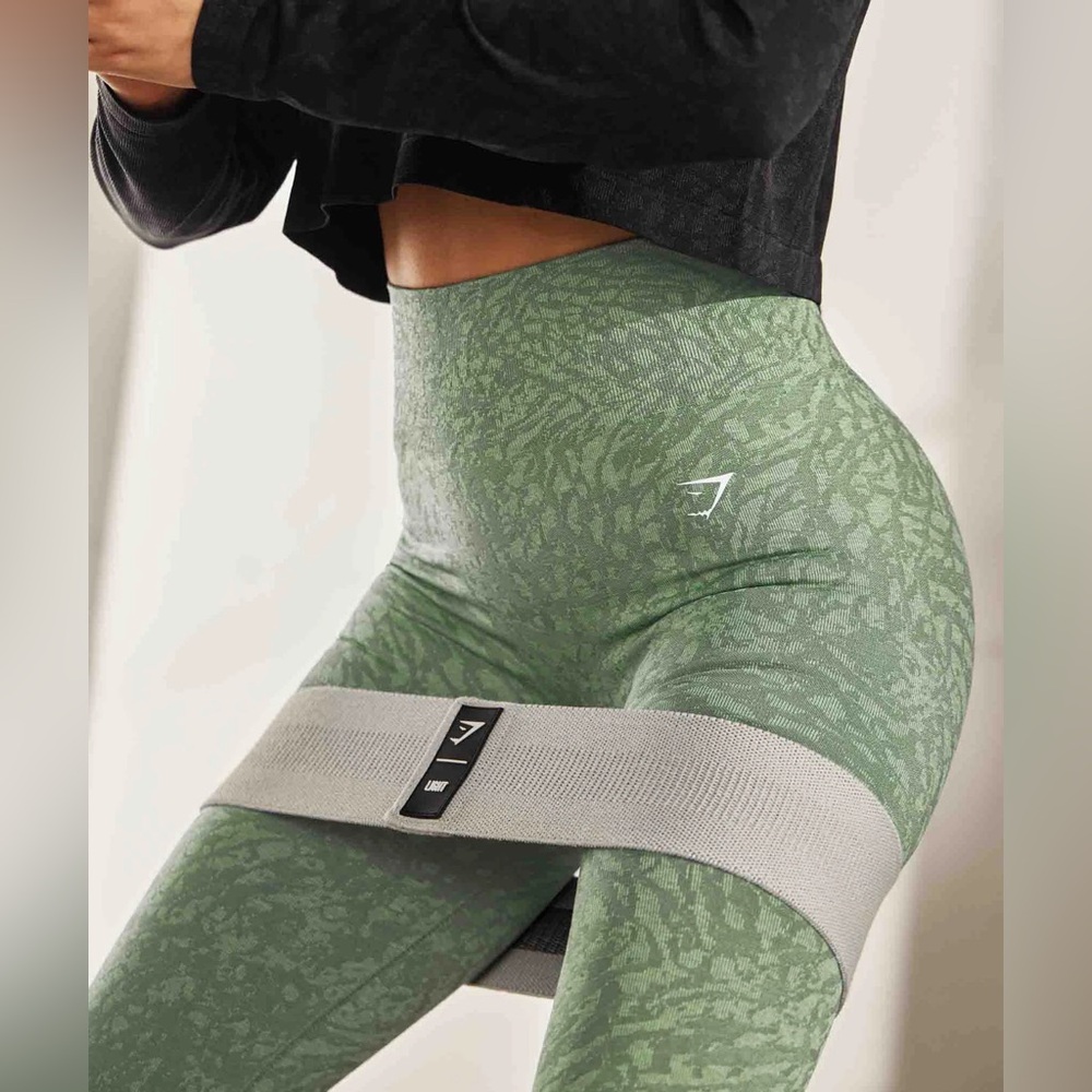 Gymshark green animal print workout activewear set - Picture 5 of 9